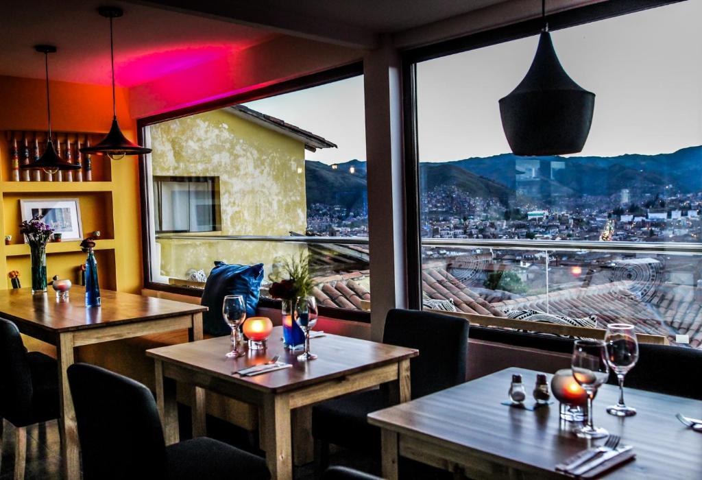 un ristorante con tavoli e vista sulla città di Tariq Boutique a Cuzco