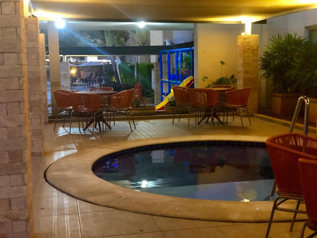 A piscina localizada em Hotel Morada do Sol ou nos arredores