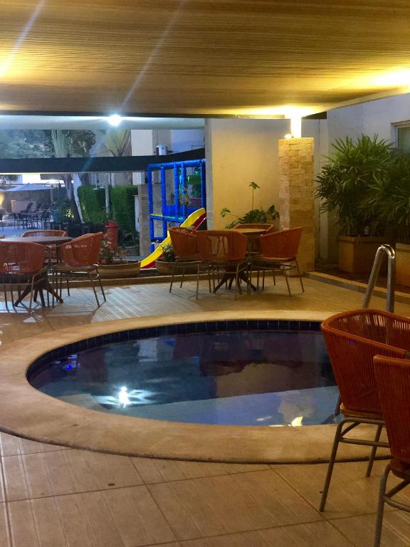 A piscina localizada em Hotel Morada do Sol ou nos arredores