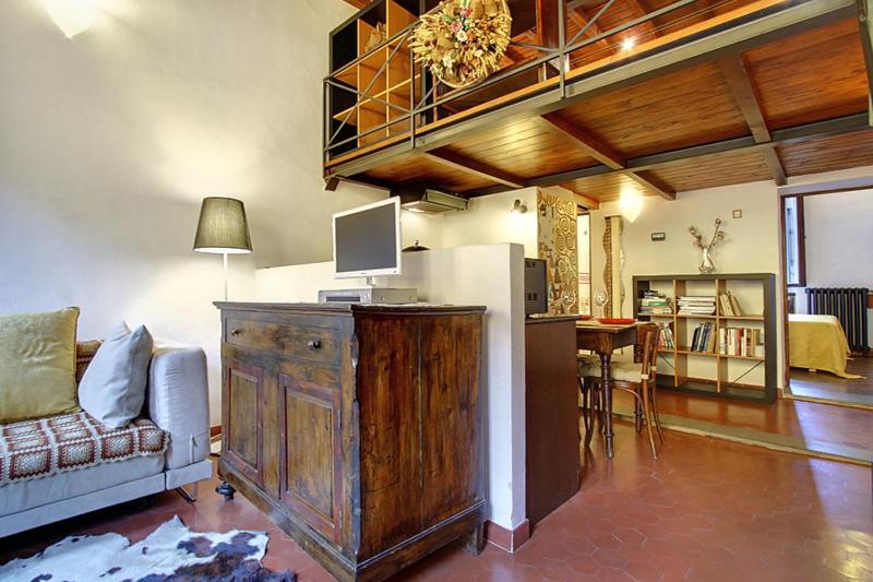 A kitchen or kitchenette at Two Bedrooms Apartment Near The Duomo Firenze