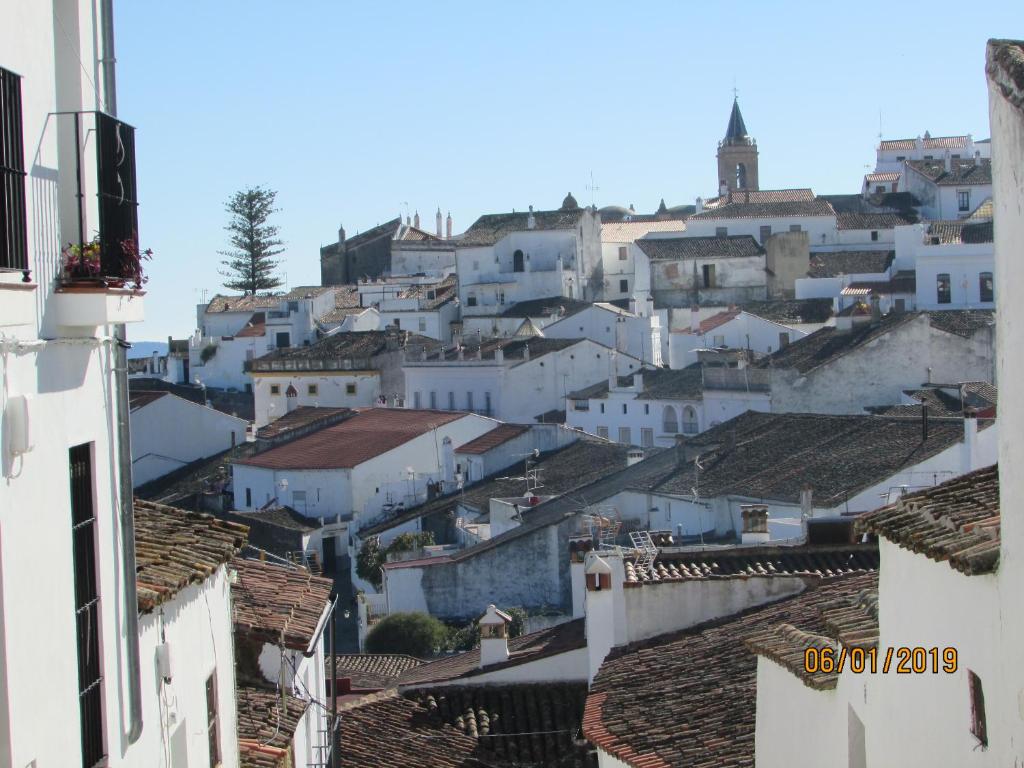 a view of a town with white houses and roofs at CALLE CALVARIO 10 in Zufre