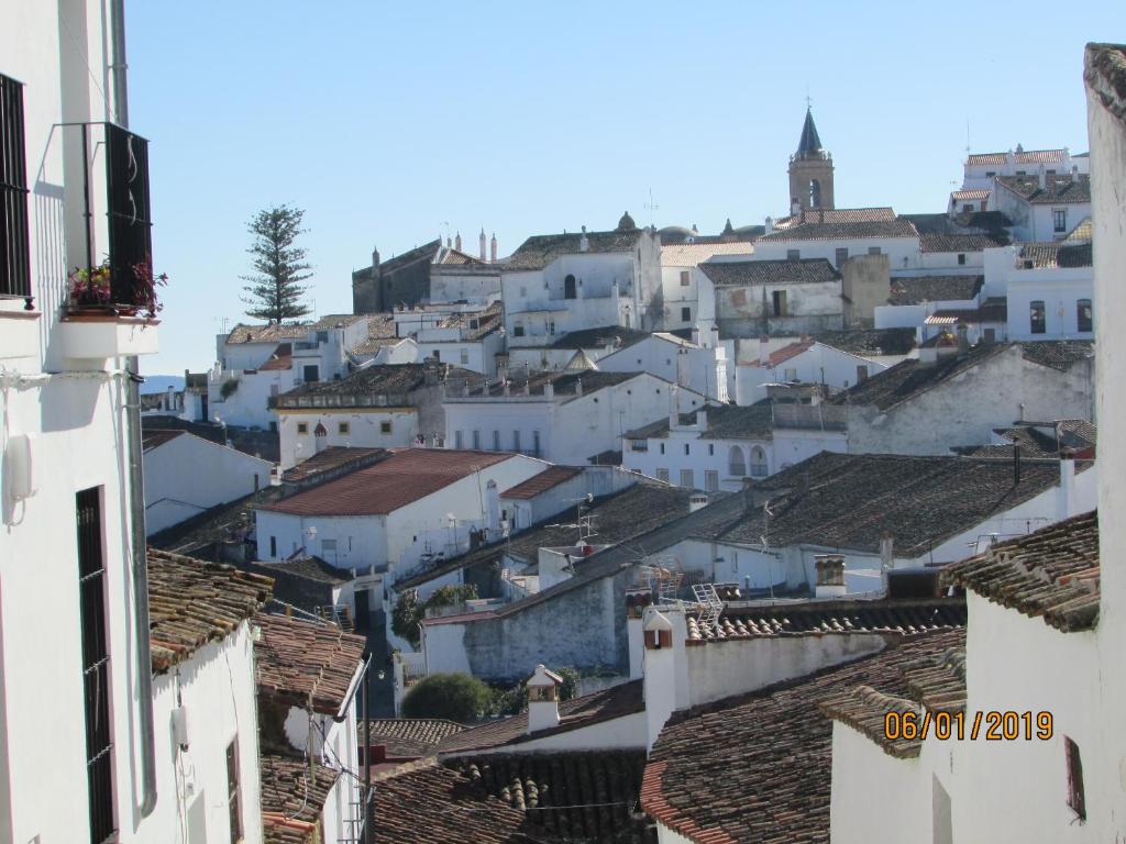vistas a una ciudad con casas blancas y tejados en CALLE CALVARIO 10, en Zufre