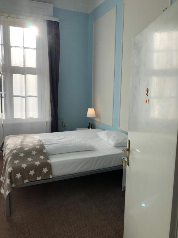 Postel nebo postele na pokoji v ubytování Hotel Fresena im Dammtorpalais