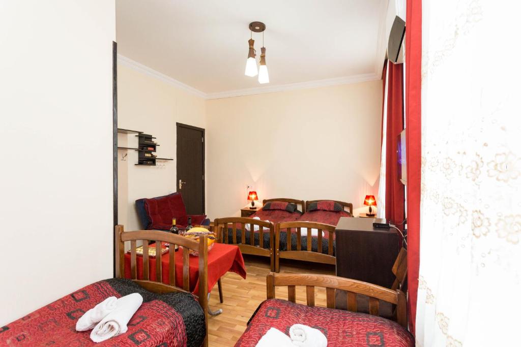 Rúm í herbergi á Gis Guest House