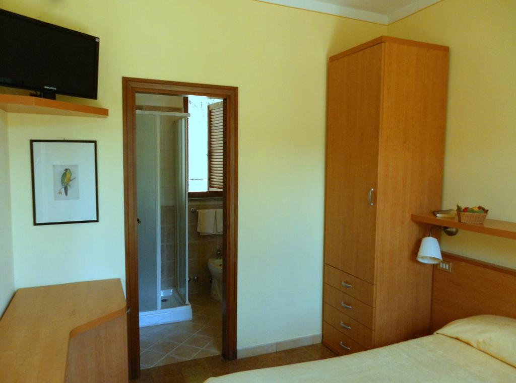 A bed or beds in a room at Hotel Il Caminetto