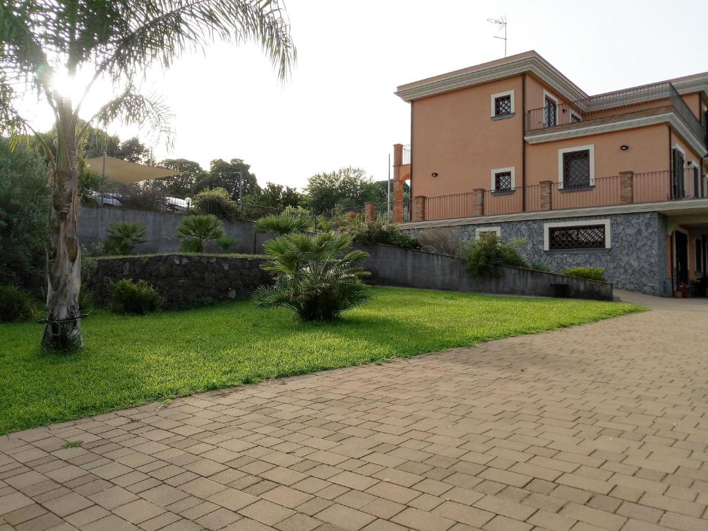 Ogród w obiekcie Villa Feluchia Tra Il Mare E Il Vulcano