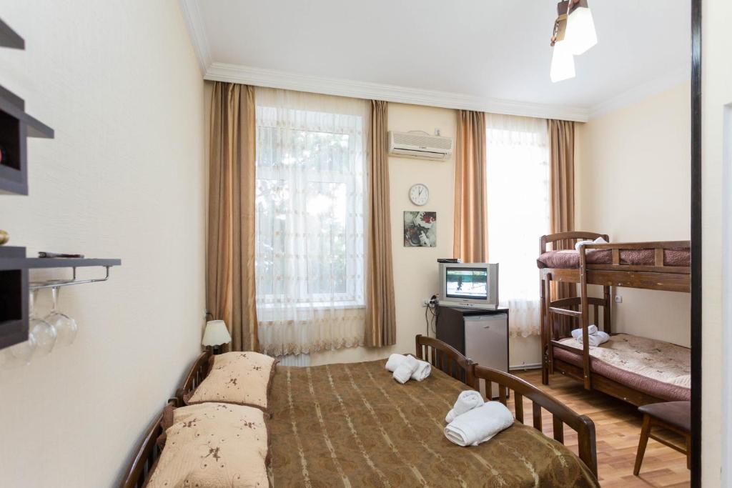 Rúm í herbergi á Gis Guest House