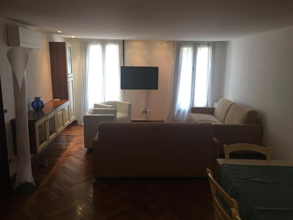 a living room with a couch and a tv at Appartamenti Ghetto Vecio in Venice