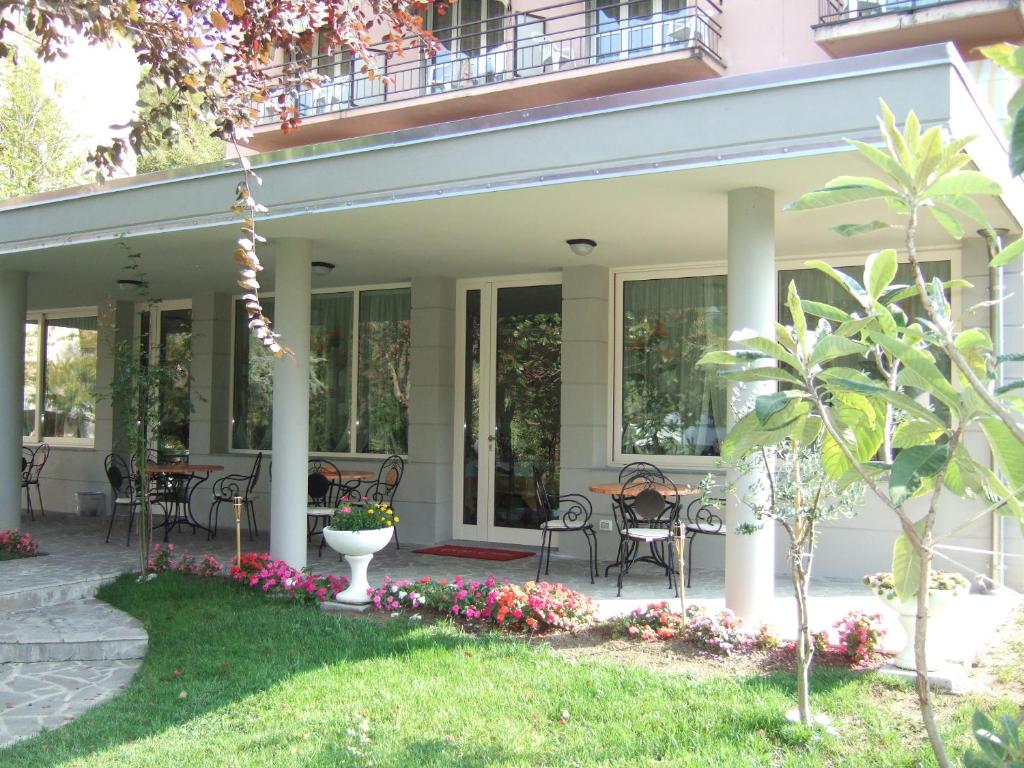 a house with a patio with tables and chairs at Albergo Elvira in Tabiano