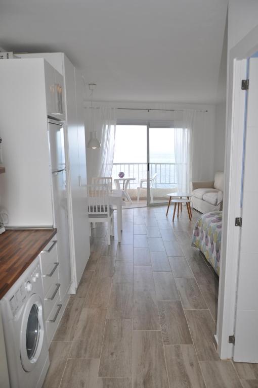 Kuchyň nebo kuchyňský kout v ubytování Bright Studio by the sea