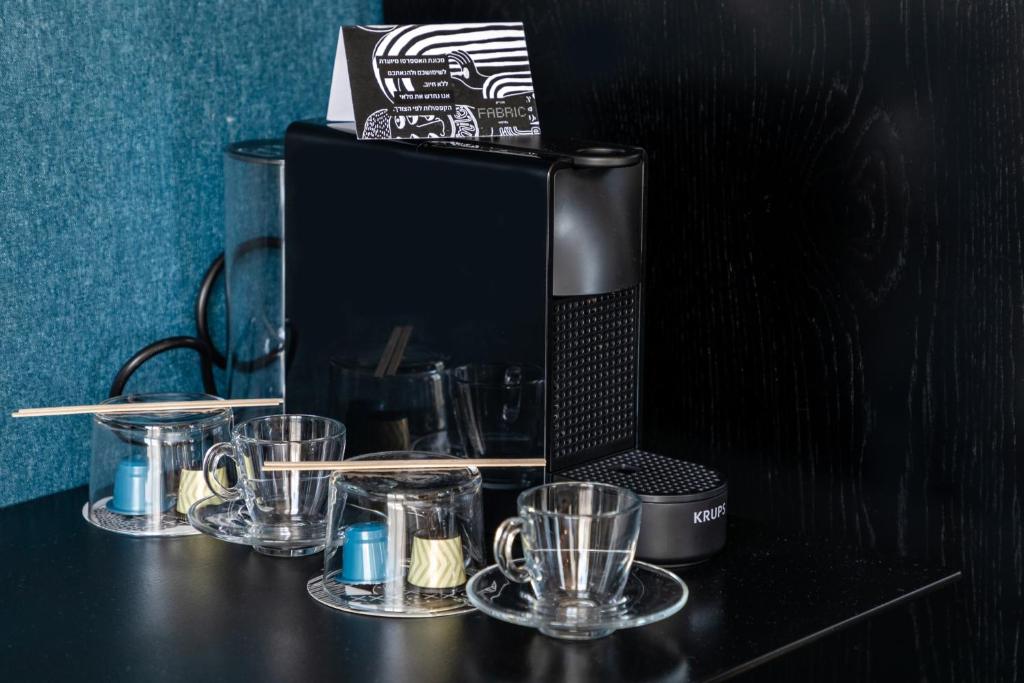 Příslušenství pro přípravu čaje a kávy v ubytování Fabric Hotel - an Atlas Boutique Hotel