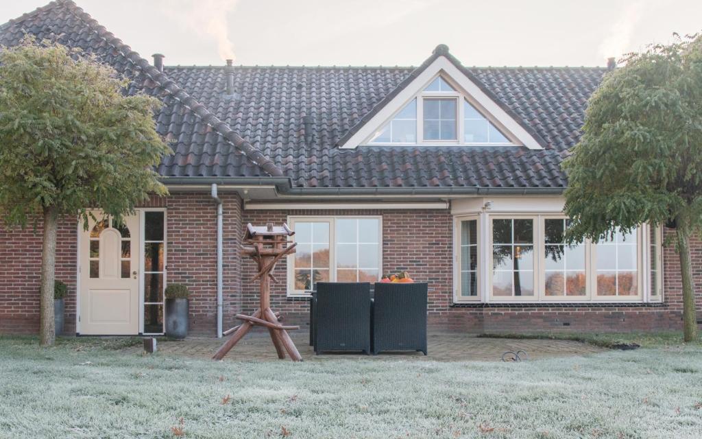 a home with a house with a house at B&B en vakantie appartement de Glinthaar in Lemele