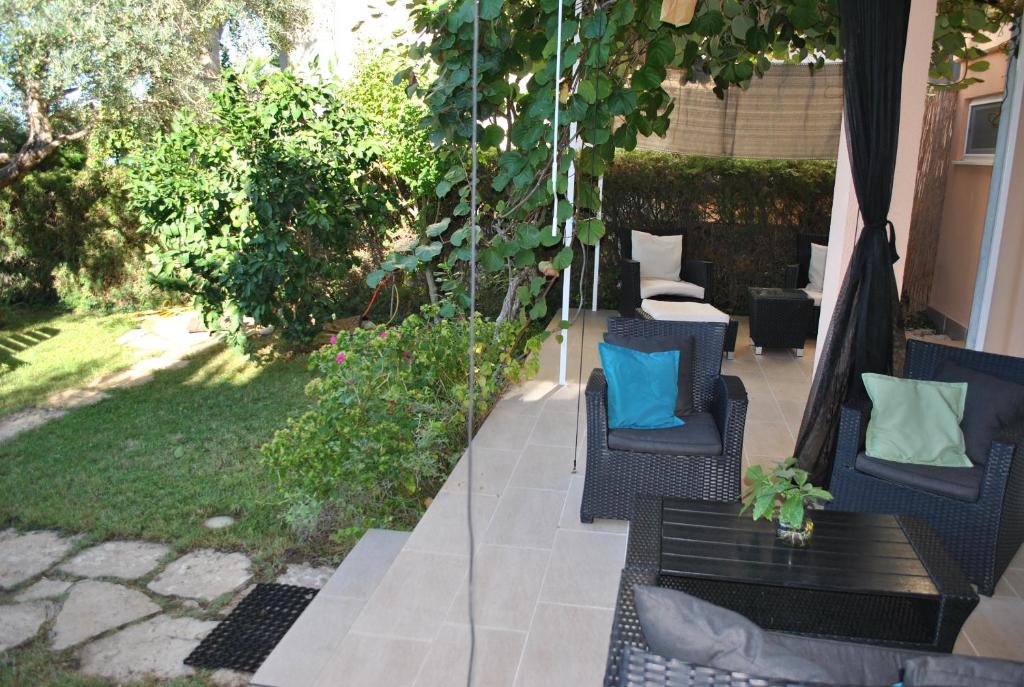 Vonkajšia záhrada v ubytovaní Direct Seafront Villa