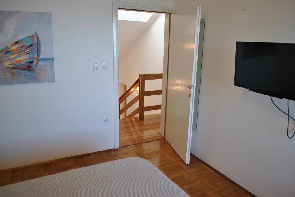 Televízia a/alebo spoločenská miestnosť v ubytovaní Direct Seafront Villa