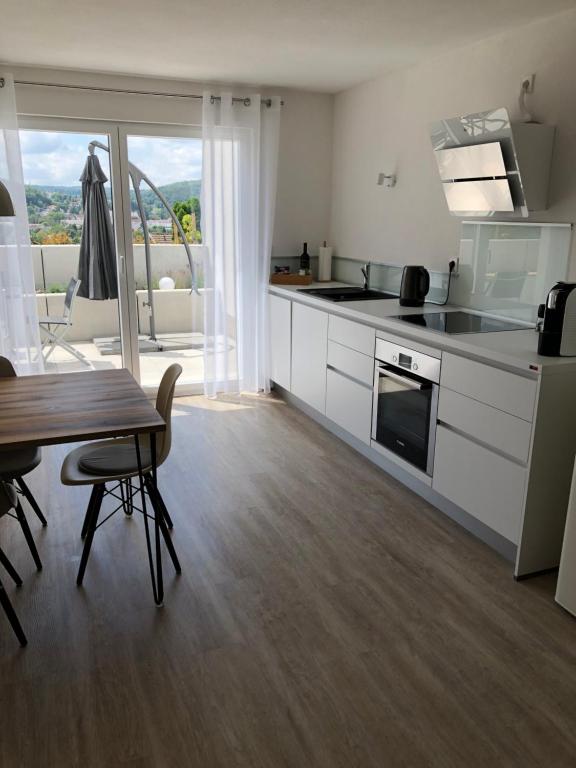 cocina con mesa y comedor con mesa y mesa en Ferienwohnung no.55, en Lörrach