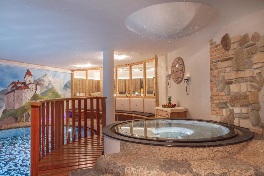 Bazén v ubytování Hotel Madonnina Resort And Wellness nebo v jeho okolí