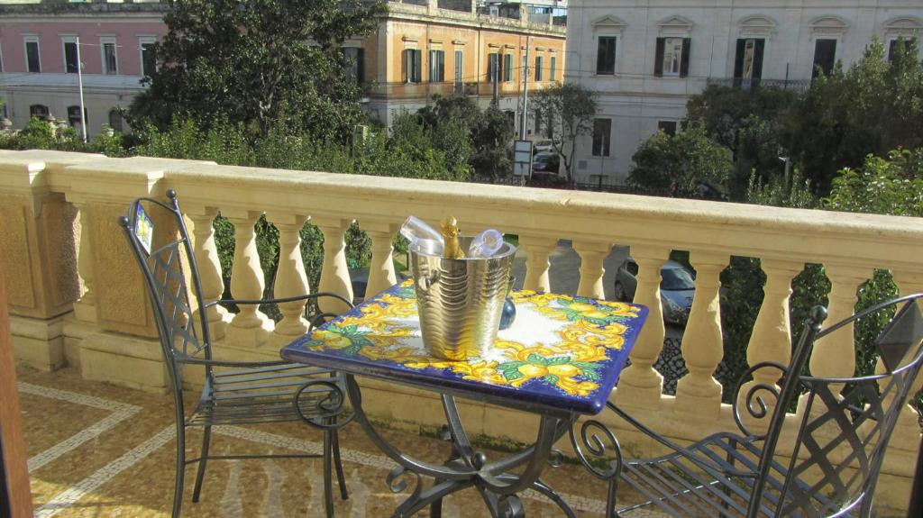 A balcony or terrace at Dimora Charleston Lecce parcheggio privato in loco gratis