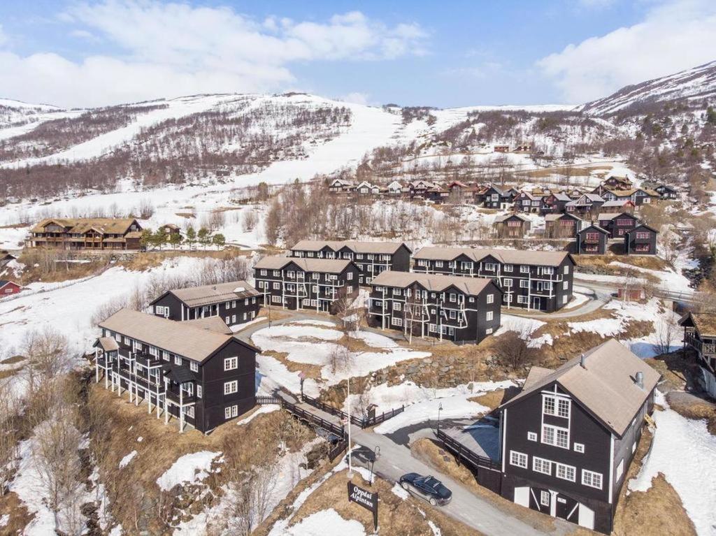 eine Luftansicht eines Resorts im Schnee in der Unterkunft Oppdal Alpintun Stølen ski in - ski out in Oppdal