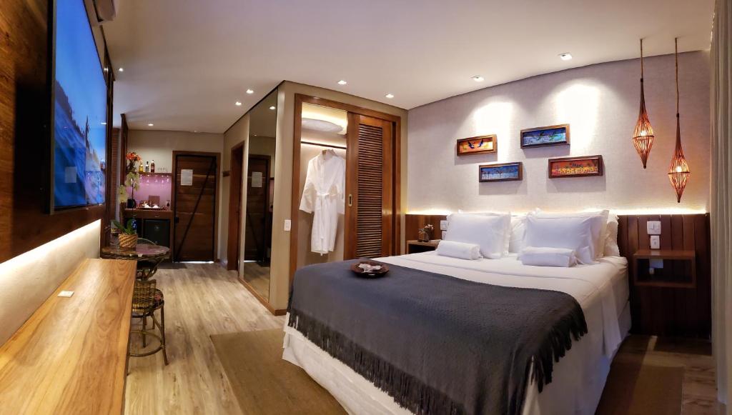 a hotel room with a large bed and a bathroom at Pousada Meu Talento in Alto Paraíso de Goiás