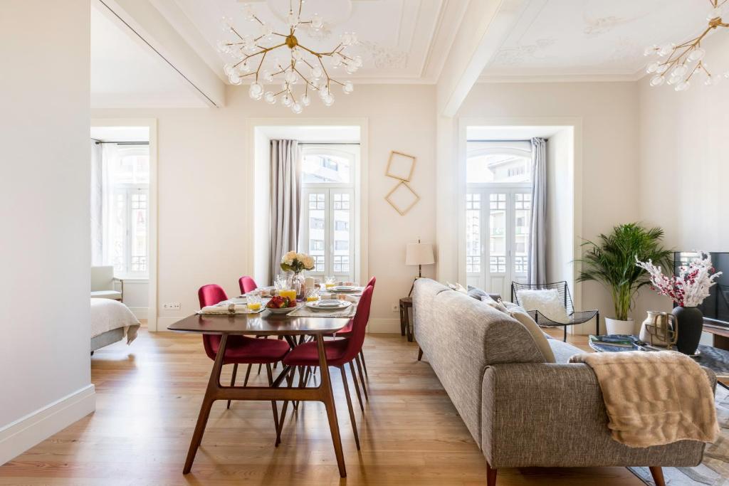 ein Wohnzimmer mit einem Tisch und einem Sofa in der Unterkunft Cosy Marques de Pombal Apartment in Lissabon