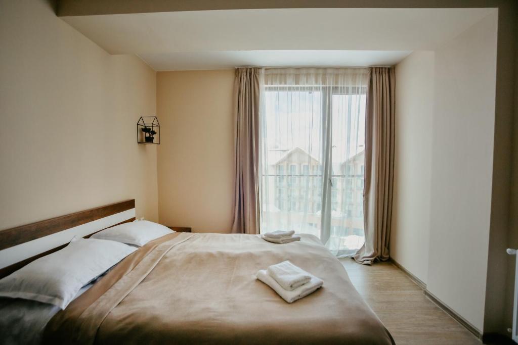 Postel nebo postele na pokoji v ubytování Maisako's New Gudauri Apartment