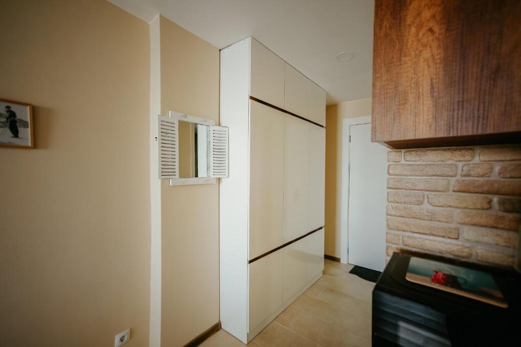 TV a/nebo společenská místnost v ubytování Maisako's New Gudauri Apartment