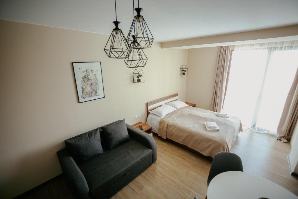 Postel nebo postele na pokoji v ubytování Maisako's New Gudauri Apartment