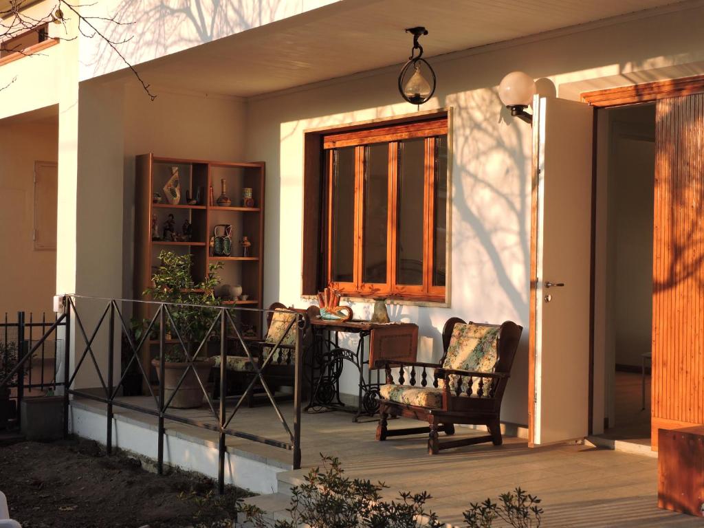 una veranda con sedia e tavolo di B&B Querceto a Sesto Fiorentino