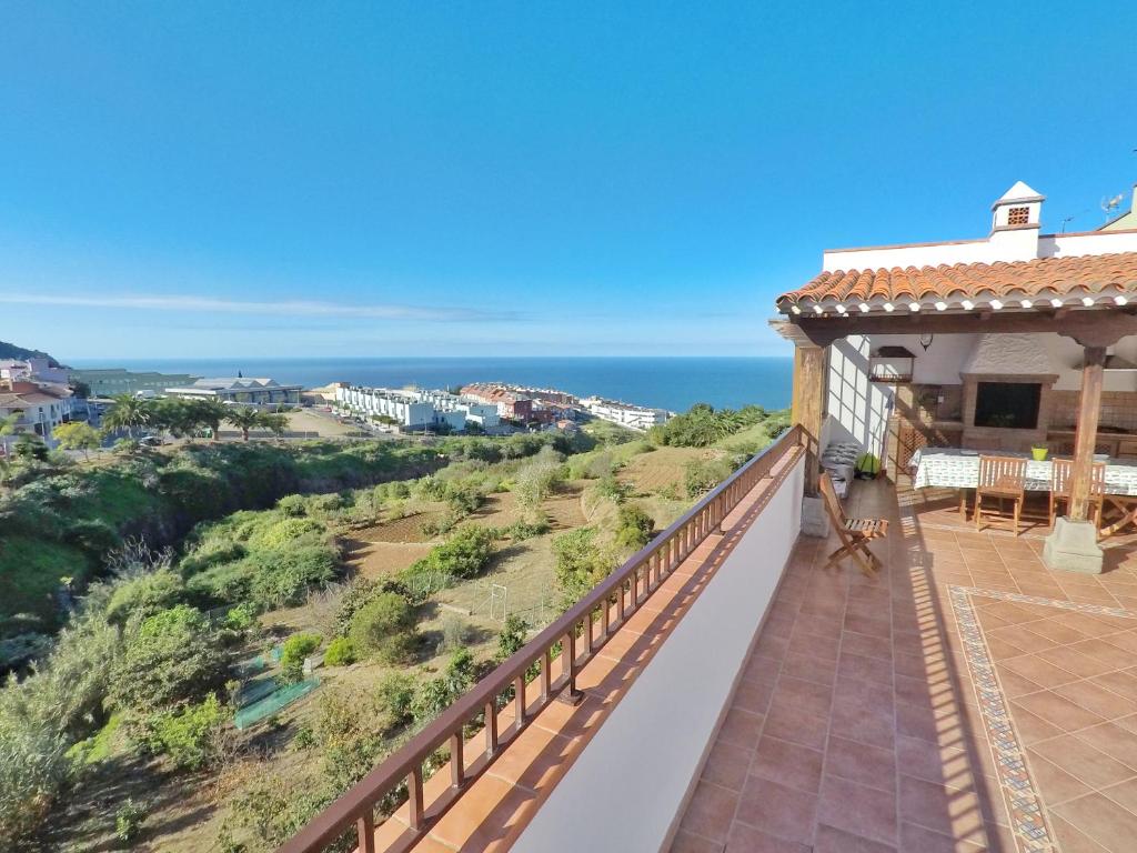 un balcón de una casa con vistas al océano en Canary Bio Hostel Tenerife, en Los Realejos