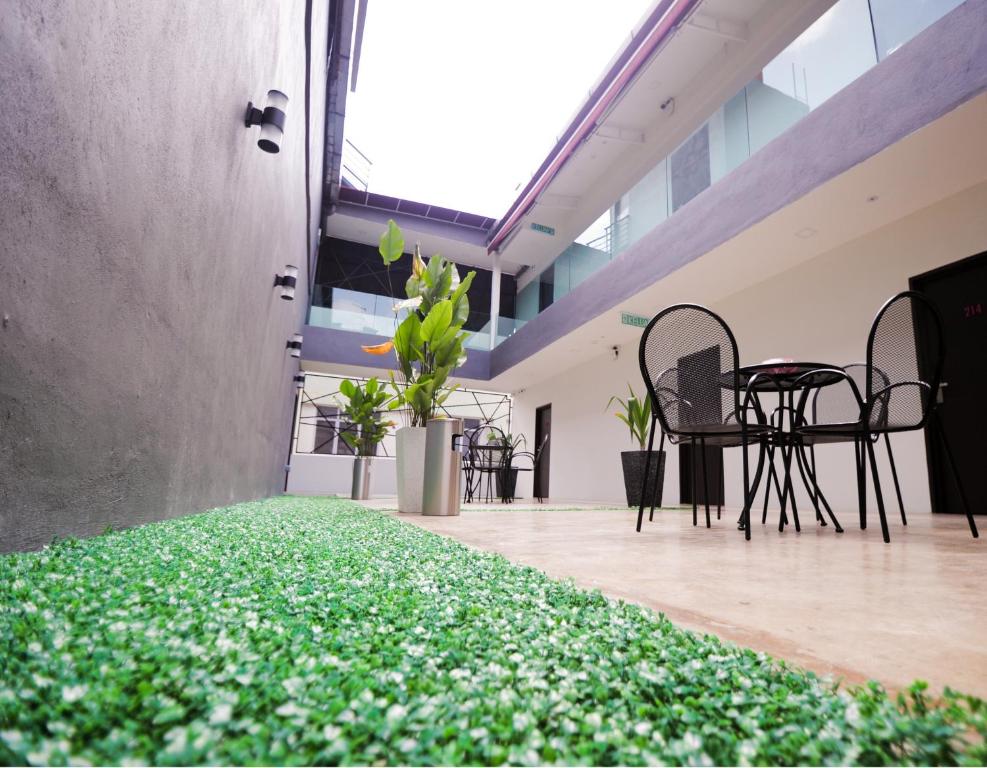 Habitación con alfombra verde en el suelo en Hotel Mezzo, en Kuala Lumpur