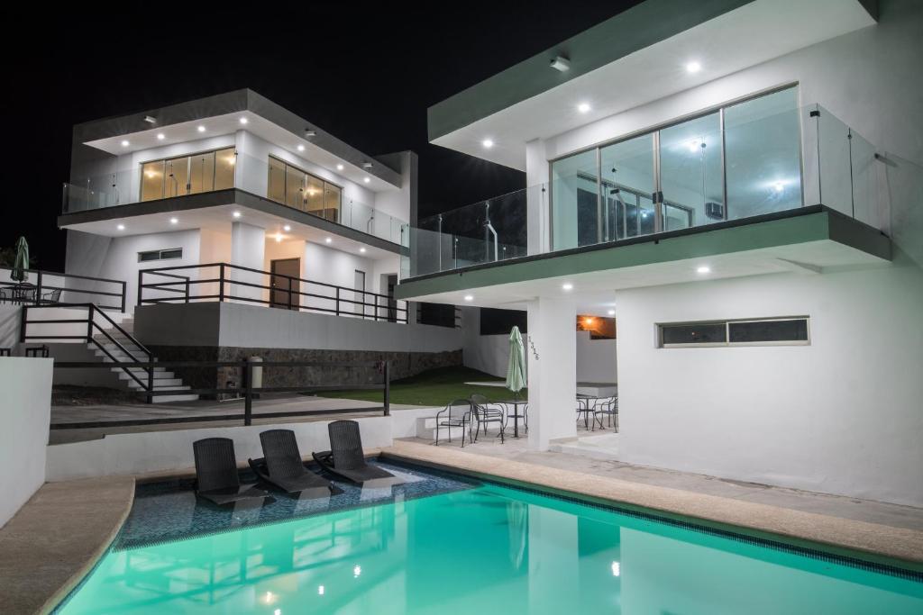 聖卡洛斯的住宿－Rahum House San Carlos，一座晚上设有游泳池的房子
