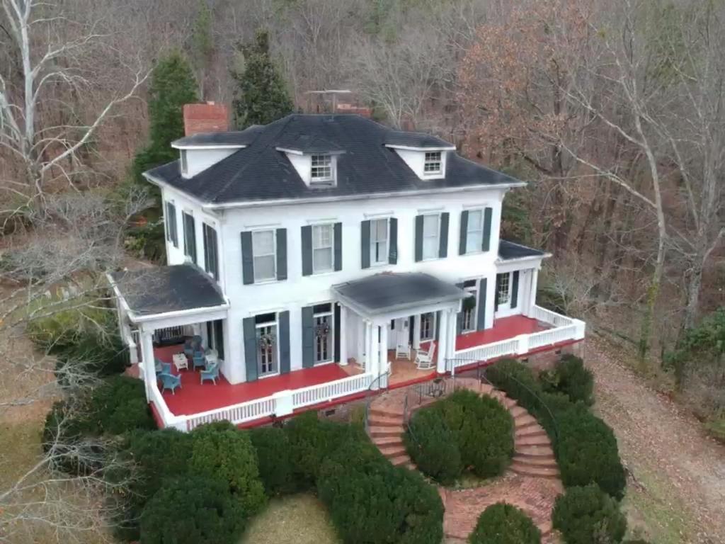 een luchtzicht op een wit huis met rode rand bij Springwood Inn in Anniston
