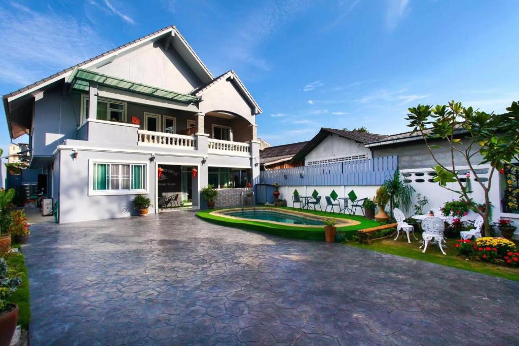 uma casa com um pátio e uma entrada em Chean-Chean House em Chiang Rai