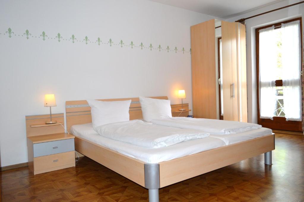 Postel nebo postele na pokoji v ubytování Bayersoier Hof