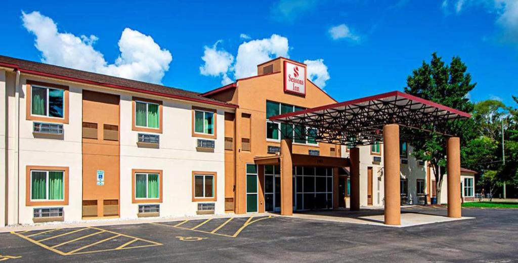 トラバースシティにあるSeasons Inn Traverse Cityのホテルの正面に駐車場があります。