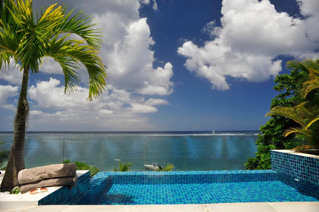 Bazén v ubytování Cap Ouest Beachfront Luxury Penthouse & Apartment nebo v jeho okolí