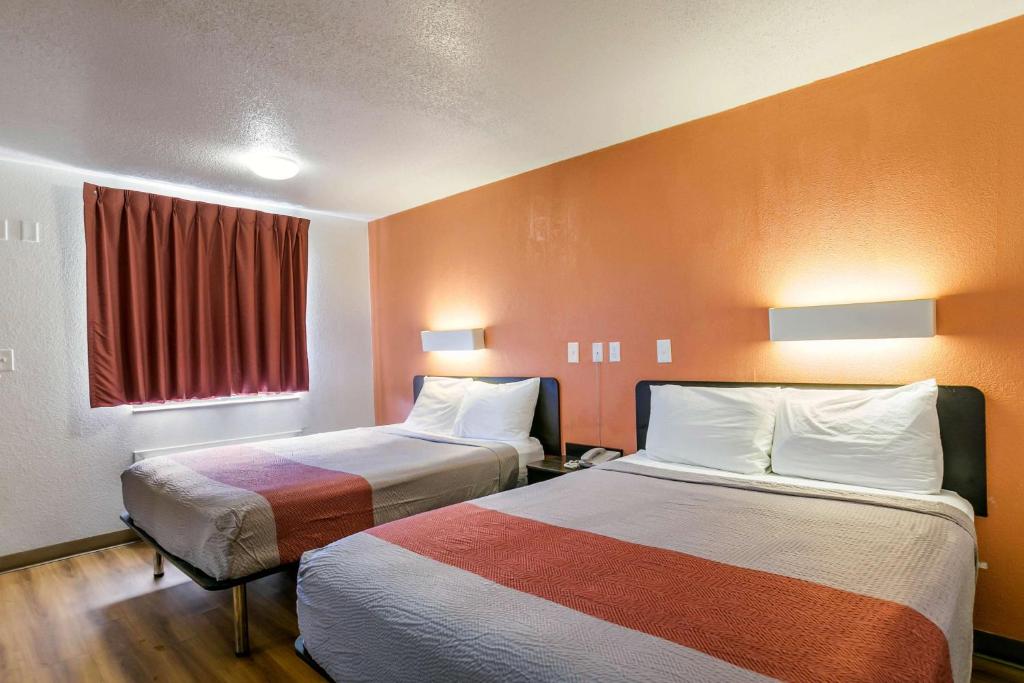 Giường trong phòng chung tại Motel 6-Dothan, AL