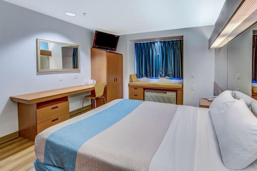 Postel nebo postele na pokoji v ubytování Motel 6-Sutherlin, OR