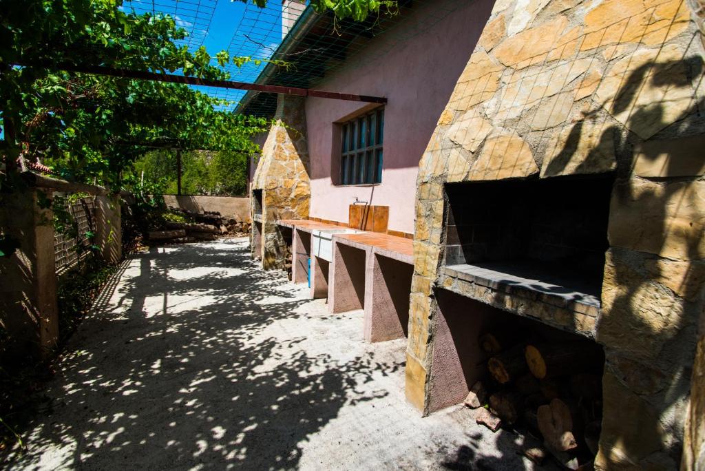 TV a/nebo společenská místnost v ubytování LA CASETA Turismo Rural