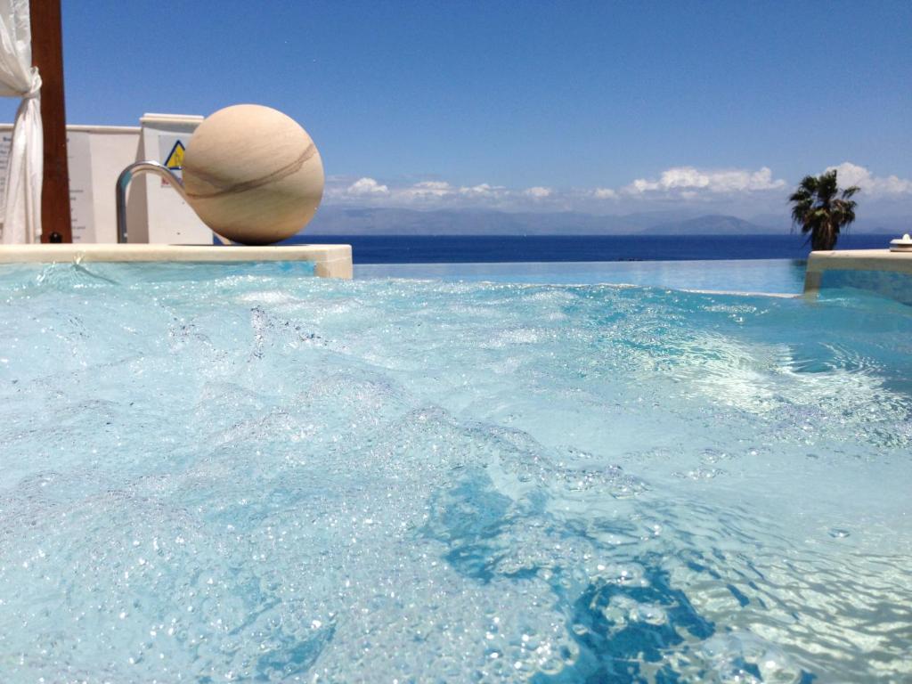una piscina con una pelota en el agua en Ionian Pearl Luxury Spa Villa en Mesongí