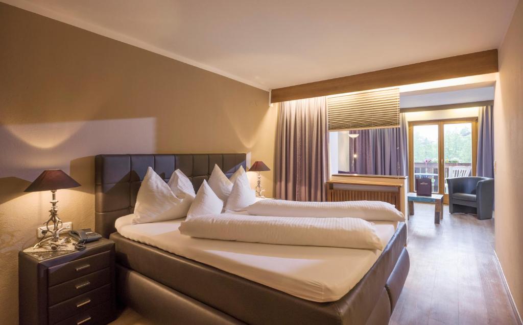 Postel nebo postele na pokoji v ubytování Hotel-Gasthof zur Schönen Aussicht