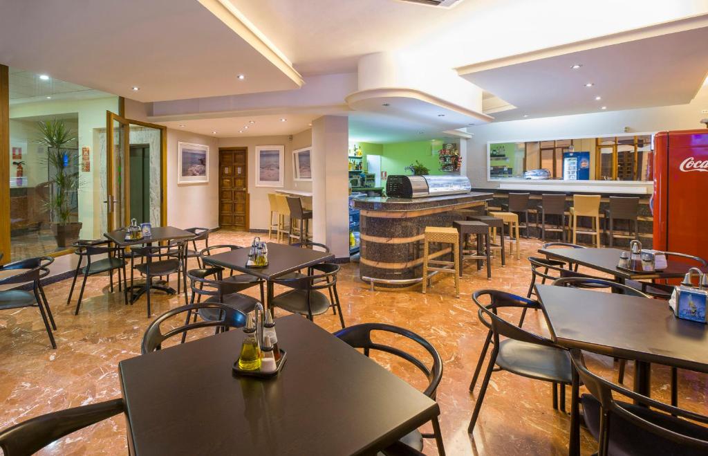 ห้องอาหารหรือที่รับประทานอาหารของ Hostal Alicante