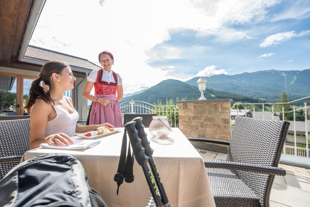 Nespecifikovaný výhled na hory nebo výhled na hory při pohledu z hotelu
