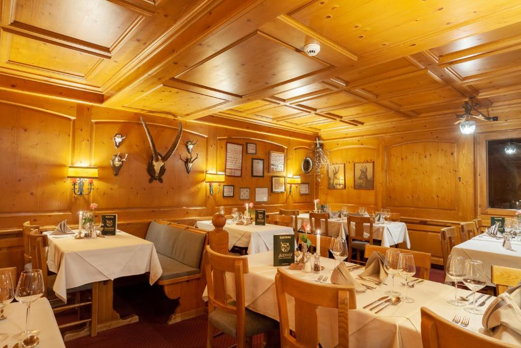 Ein Restaurant oder anderes Speiselokal in der Unterkunft Hotel Jägerhof 