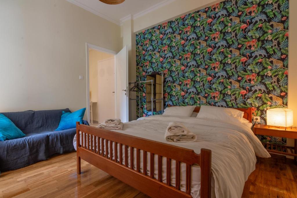 ein Schlafzimmer mit einem großen Bett mit einer farbenfrohen Wand in der Unterkunft Urban Jungle in Athen