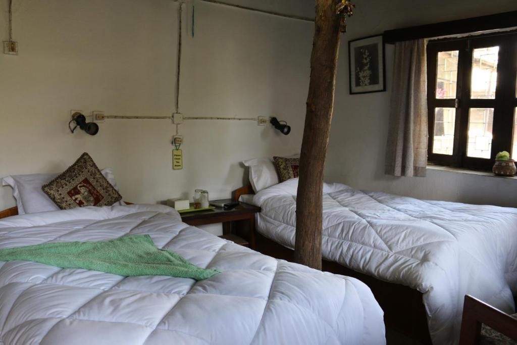 Llit o llits en una habitació de Gurkha Lodge