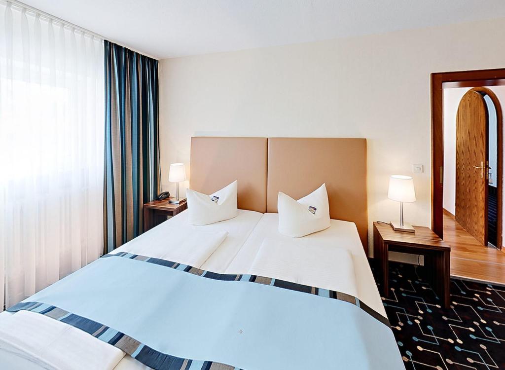 Postel nebo postele na pokoji v ubytování Hotel Königer