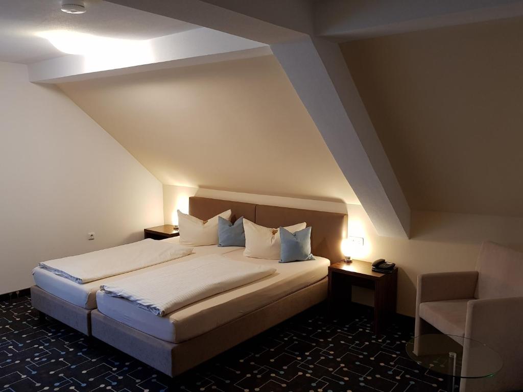 Postel nebo postele na pokoji v ubytování Hotel Königer