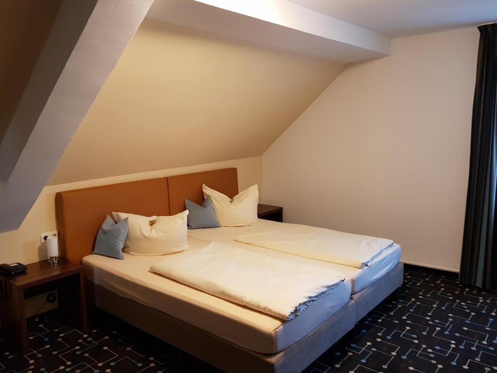 Postel nebo postele na pokoji v ubytování Hotel Königer
