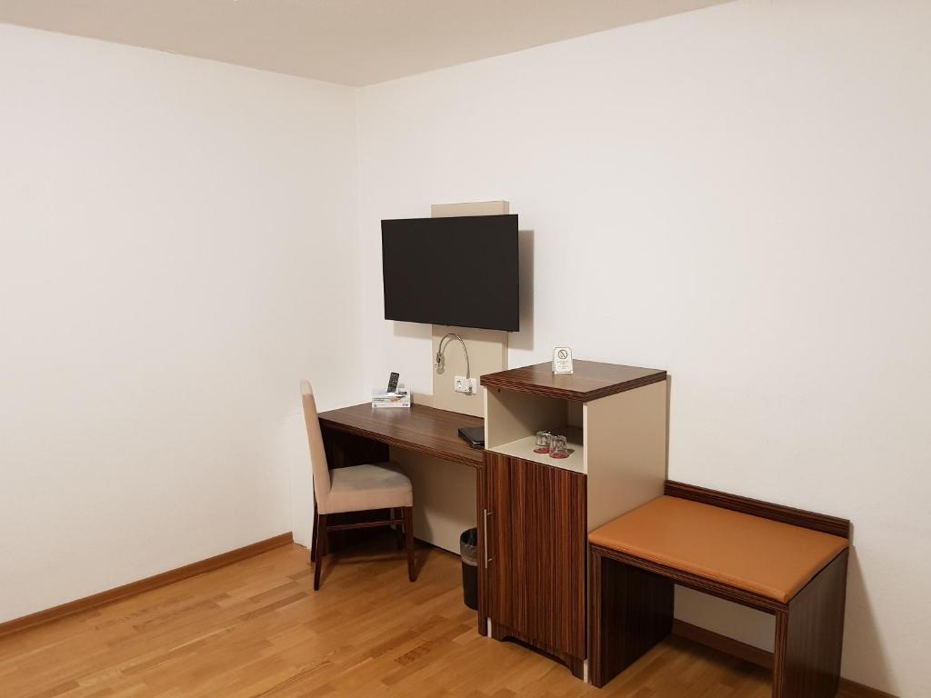TV a/nebo společenská místnost v ubytování Hotel Königer